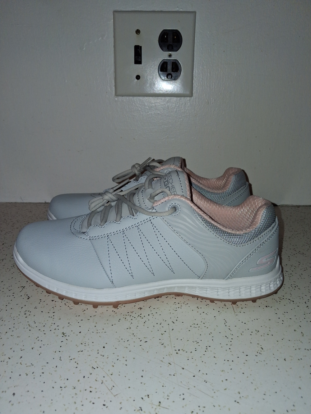WOMENS 7 - SKECHERS GO GOLF PIVOT. PRE-OWNED NO BOX. EXCELLENT CONDITION.